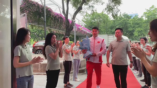 迎接门徒娱乐代言人郑鹏飞